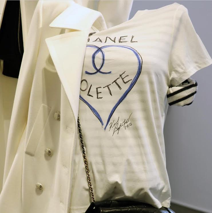 時尚老佛爺Karl Lagerfeld的聯名手繪稿。〈翻攝自colette IG〉