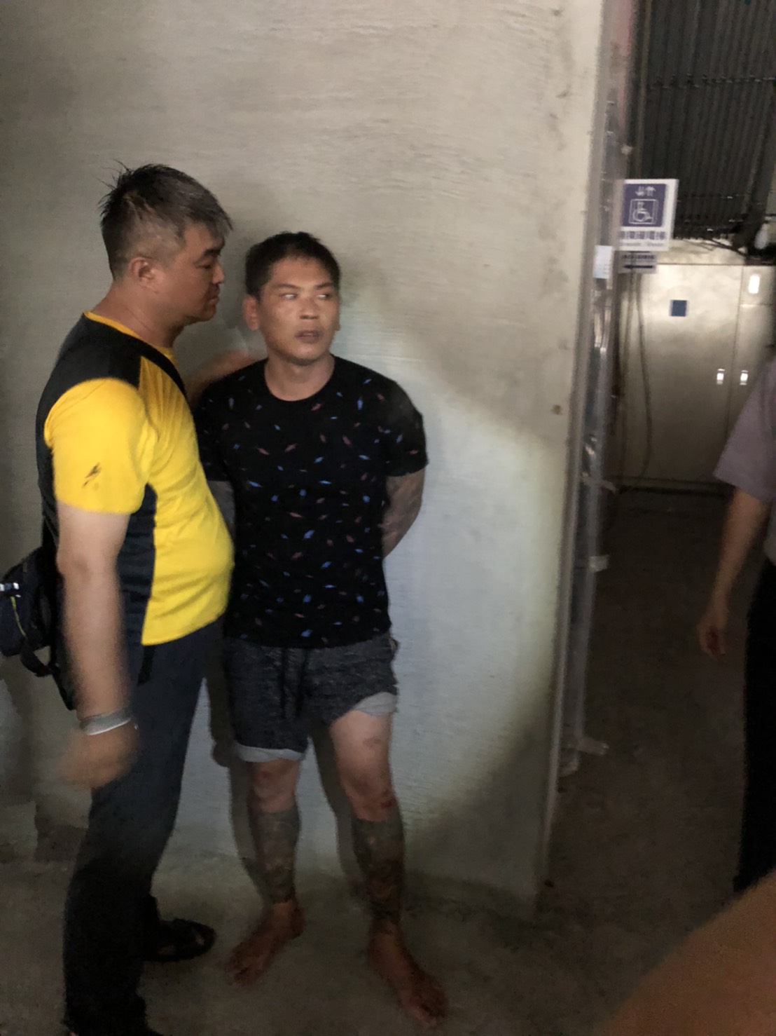 經過民眾通報，警方在文和街一處工地六樓發現楊嫌躲藏此地順利逮捕。（警方提供）