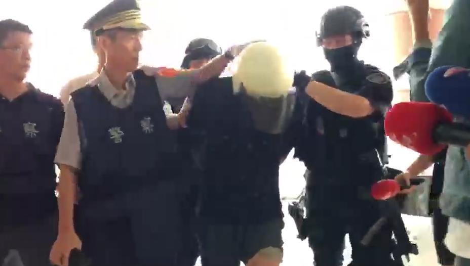 經歷10個小時的丟槍驚魂記，警方總算逮捕奪槍的楊嫌沒有讓他跑走。（警方提供）