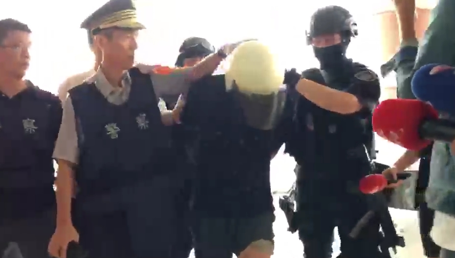 經歷10個小時的丟槍驚魂記，警方總算逮捕奪槍的楊嫌沒有讓他跑走。（警方提供）