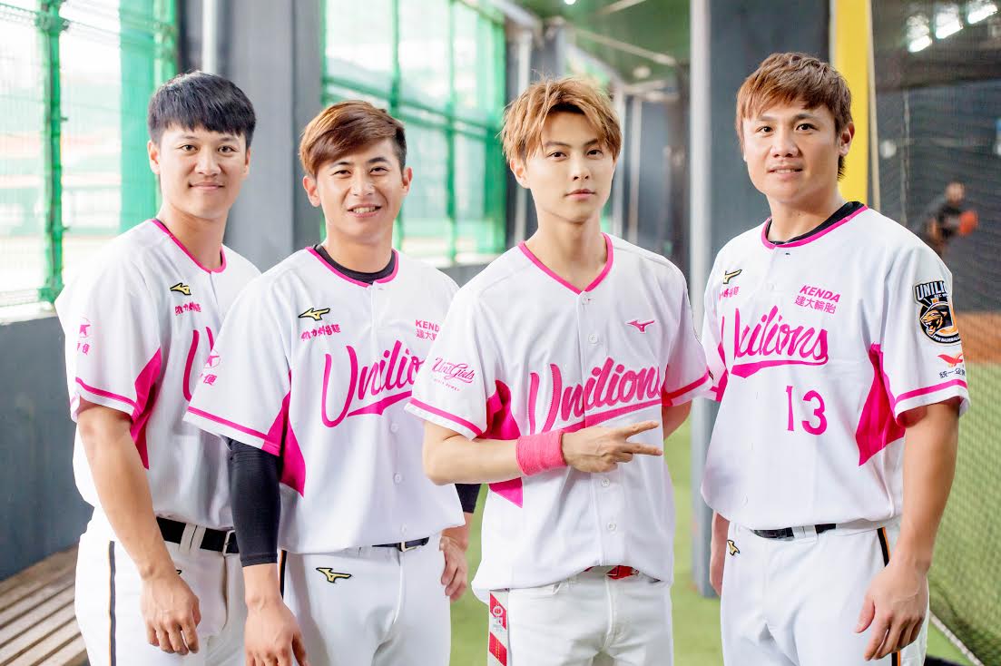 王子與統一獅球員合影。(華研提供)