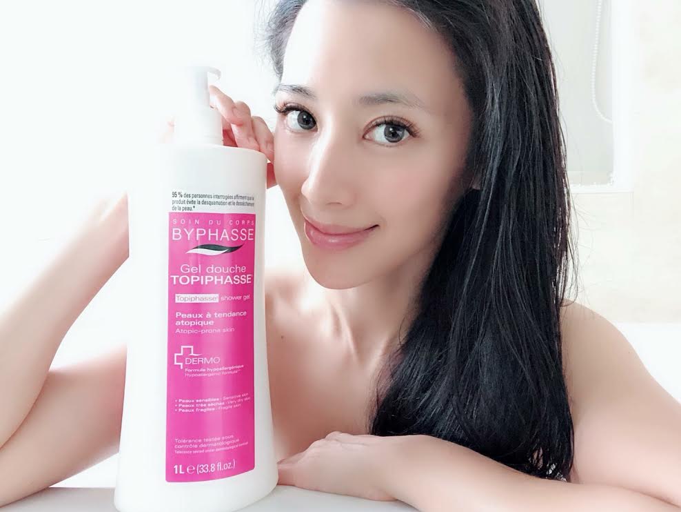 李蒨蓉臉書粉專已開始下廣告，照片也在強大美肌效果下修飾得完美。（翻攝自李蒨蓉Janet Lee臉書）