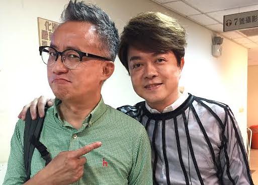 被認為是答題王的許常德（左），竟然輸給翁立友。（公視提供）