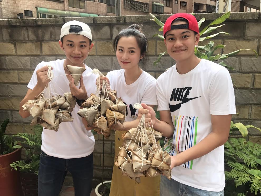 吳政迪（左）與趙小僑（中）及兒子子銓一起包粽子做公益。（修毅提供）