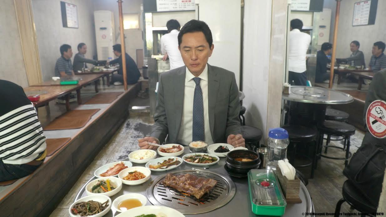 日劇《孤獨的美食家》第2次海外篇到了韓國，五郎大叔靠「康撒拉咪達」（韓文：謝謝）吃飽飽。（KKTV提供）