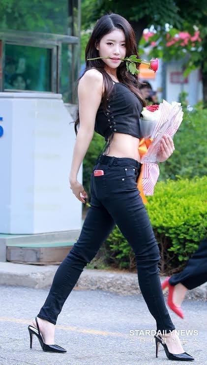 LOVELYZ成員美珠總是自信滿滿將上班路當作紅毯，每每引起粉絲熱議。（網路圖片）
