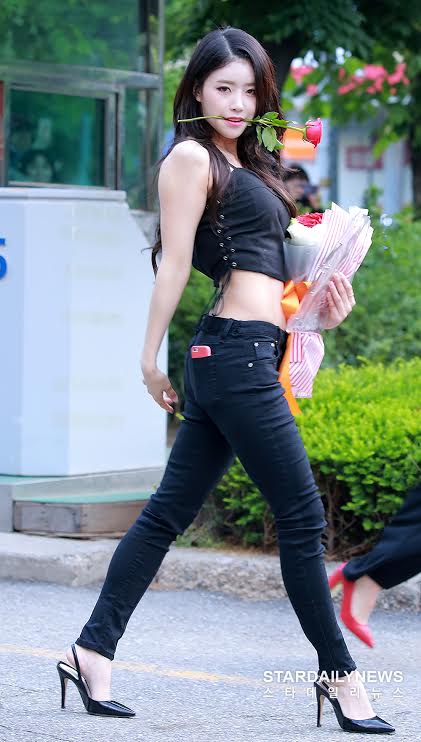 LOVELYZ成員美珠總是自信滿滿將上班路當作紅毯,每每引起粉絲熱議。(網路圖片)