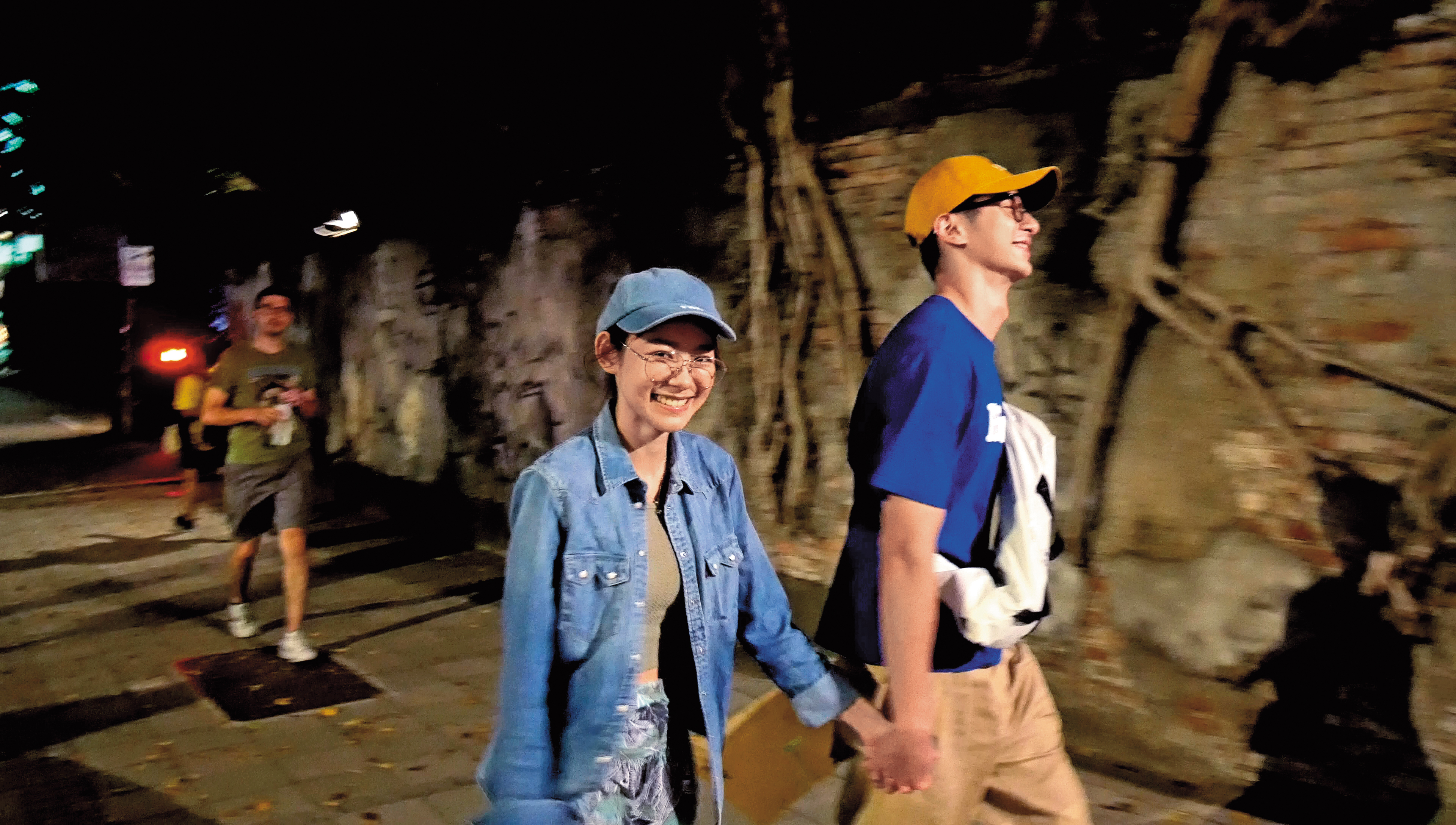 張軒睿（右）與林明禎短命戀曝光時，2人還大方牽手，當時愛得相當坦然。