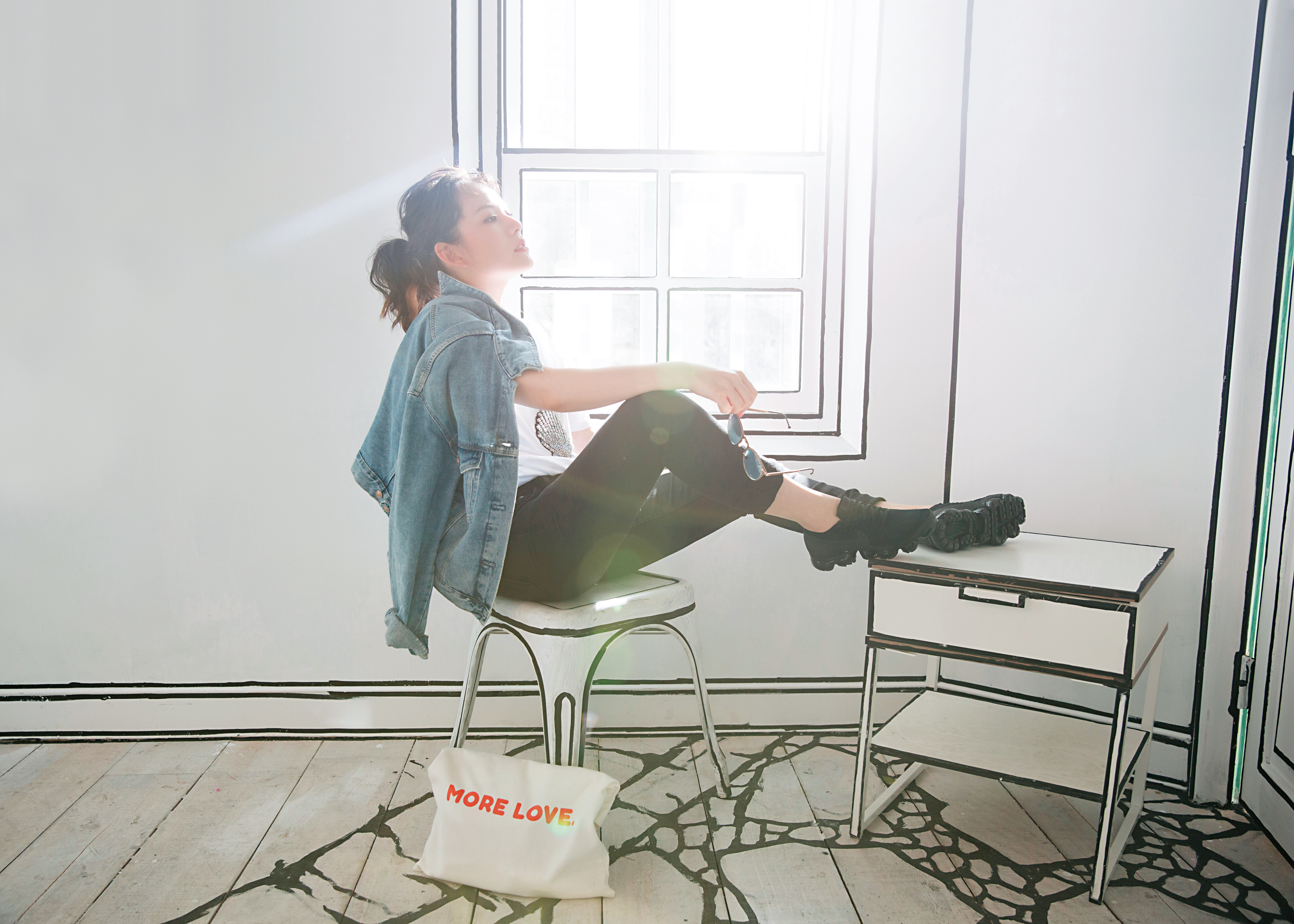 ZARA白色T-Shirt。約NT$890；ZARA藍色牛仔外套。約NT$2,000；H&M黑色牛仔褲。NT$799；NIKE跑步鞋。約NT$6,000