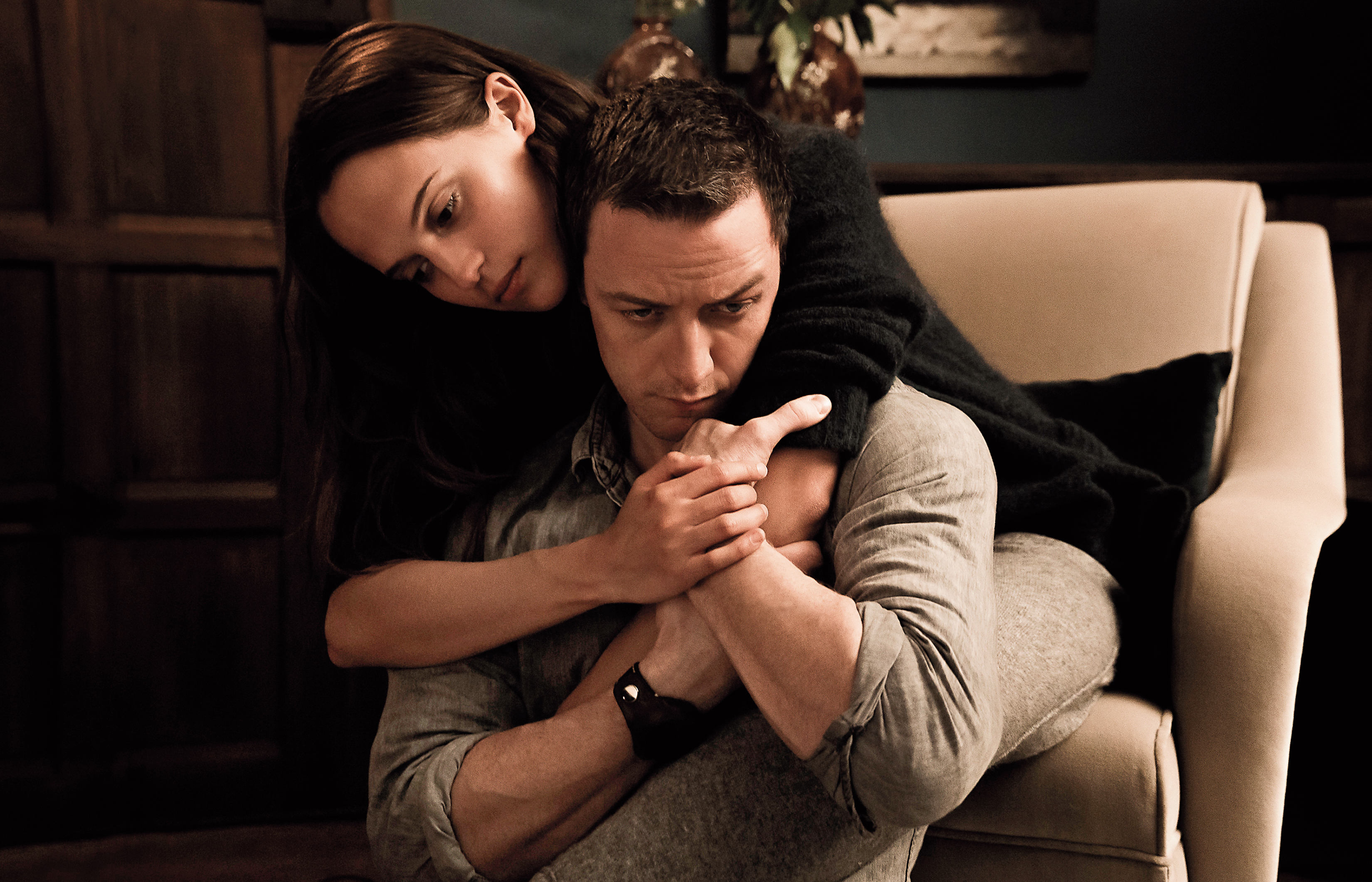 艾莉西亞與詹姆斯片中初相遇就深愛彼此，卻因工作只能在地球兩端掛念對方，成了一段揪心虐戀。（威視提供）