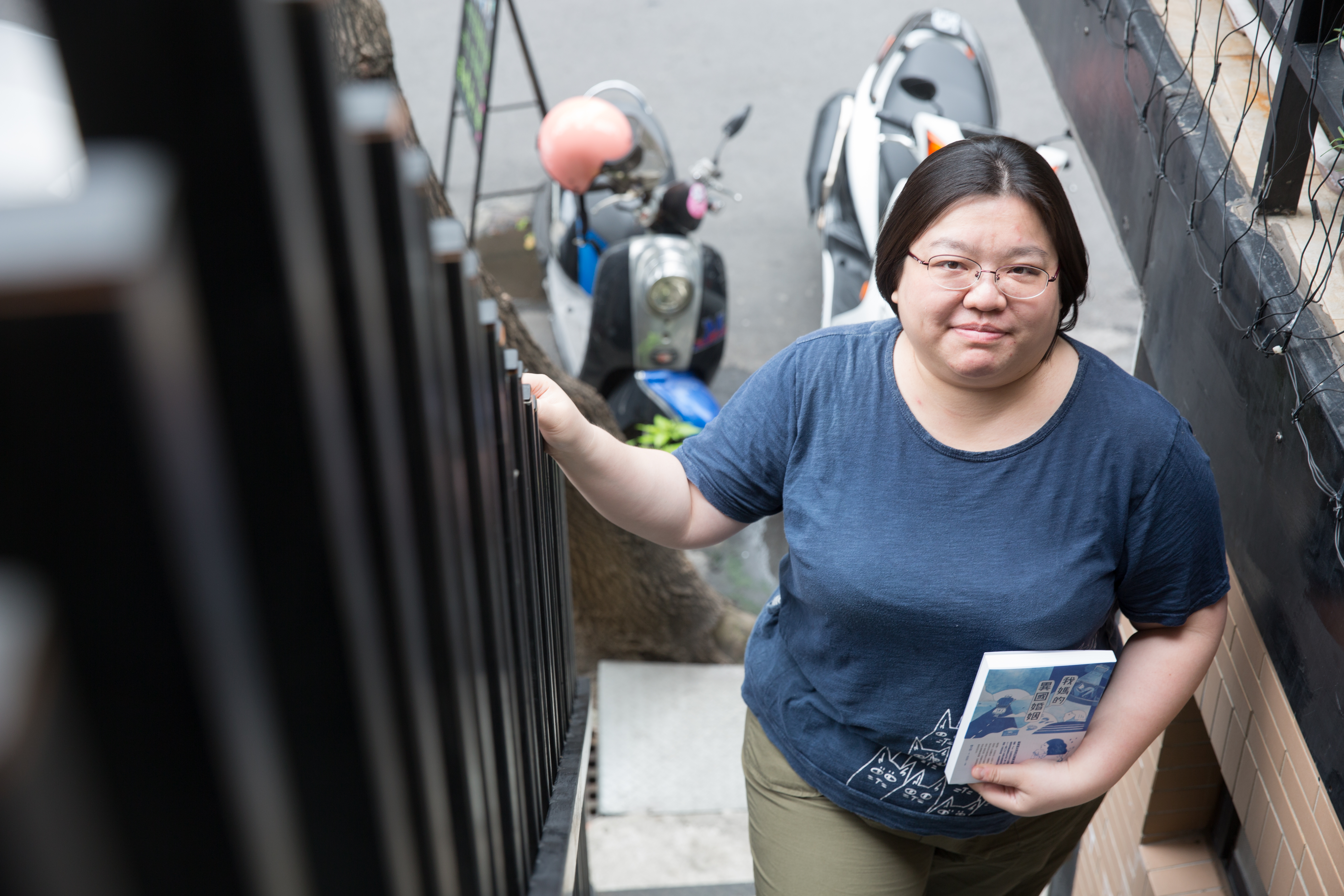 陳名珉原本在ptt上的CCR（異國戀）版看到網友對異國戀的論戰，於是動念寫媽媽的故事：「你們大概沒看過高齡版的CCR吧？」