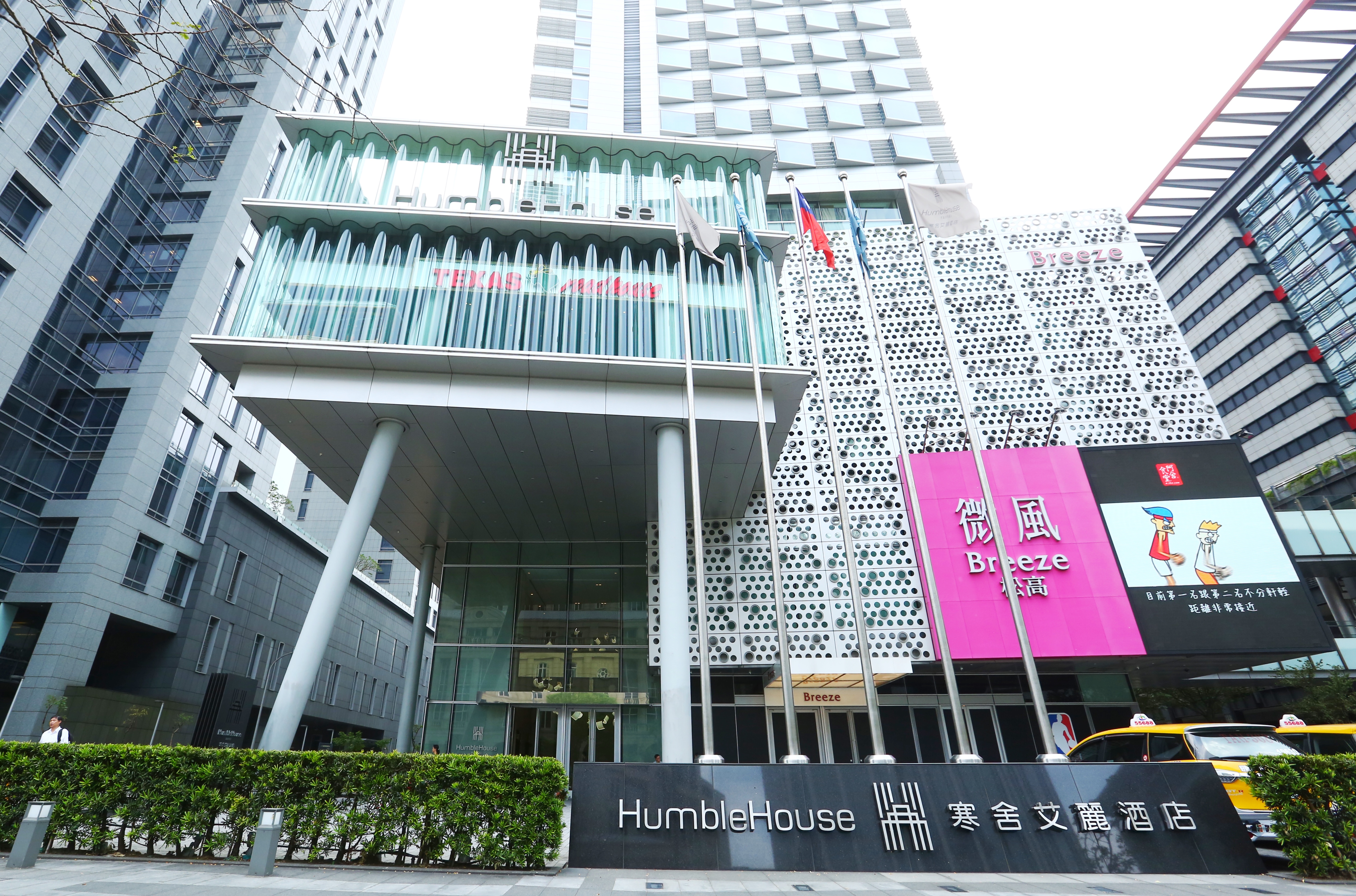 蔡辰洋對老婆相當呵護寵愛，還用賴英里的英文名Ellie為飯店命名。