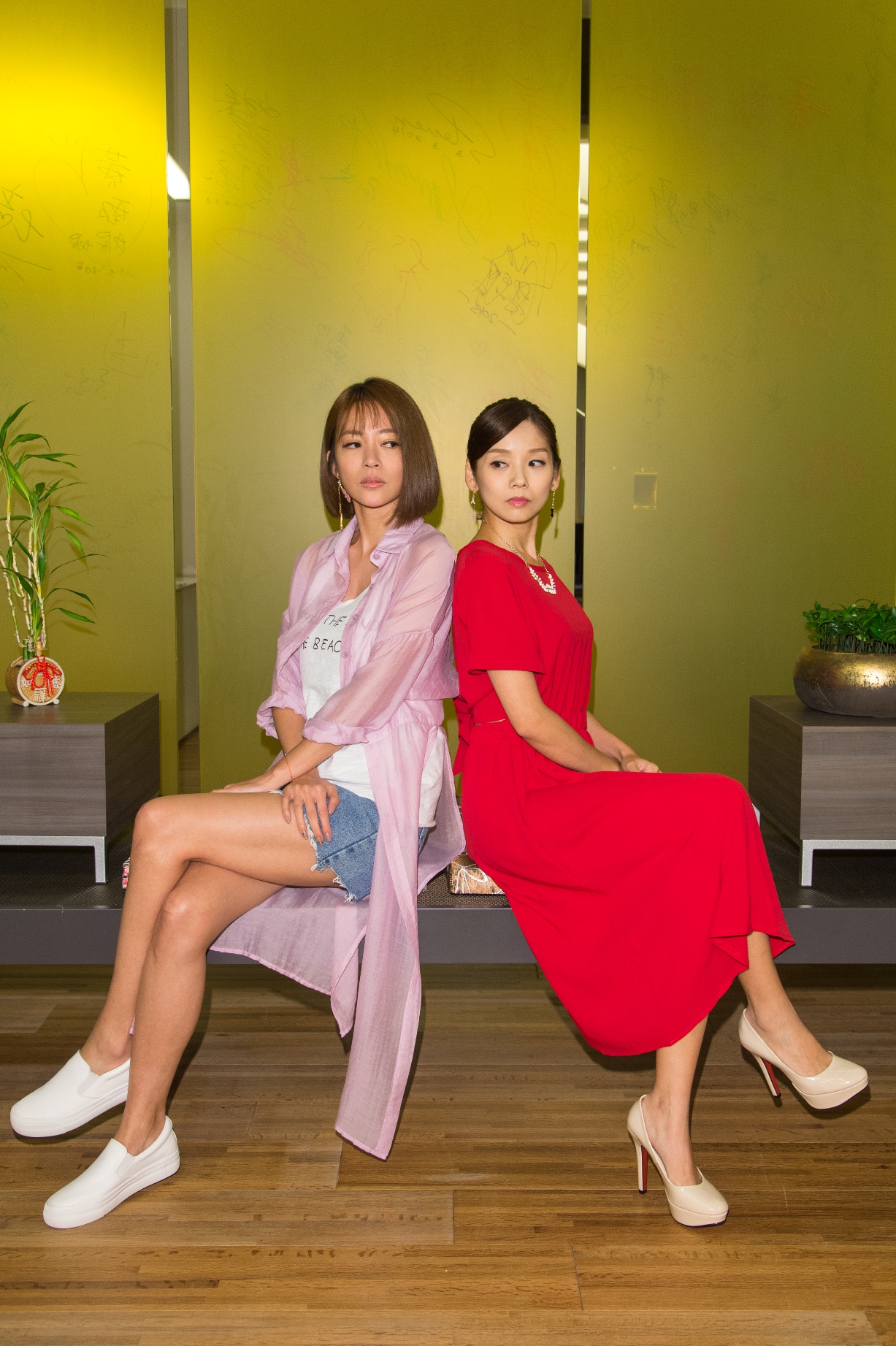 高宇蓁（左）與張靜之戲裡是正宮與小三的敵對關係。（三立提供）