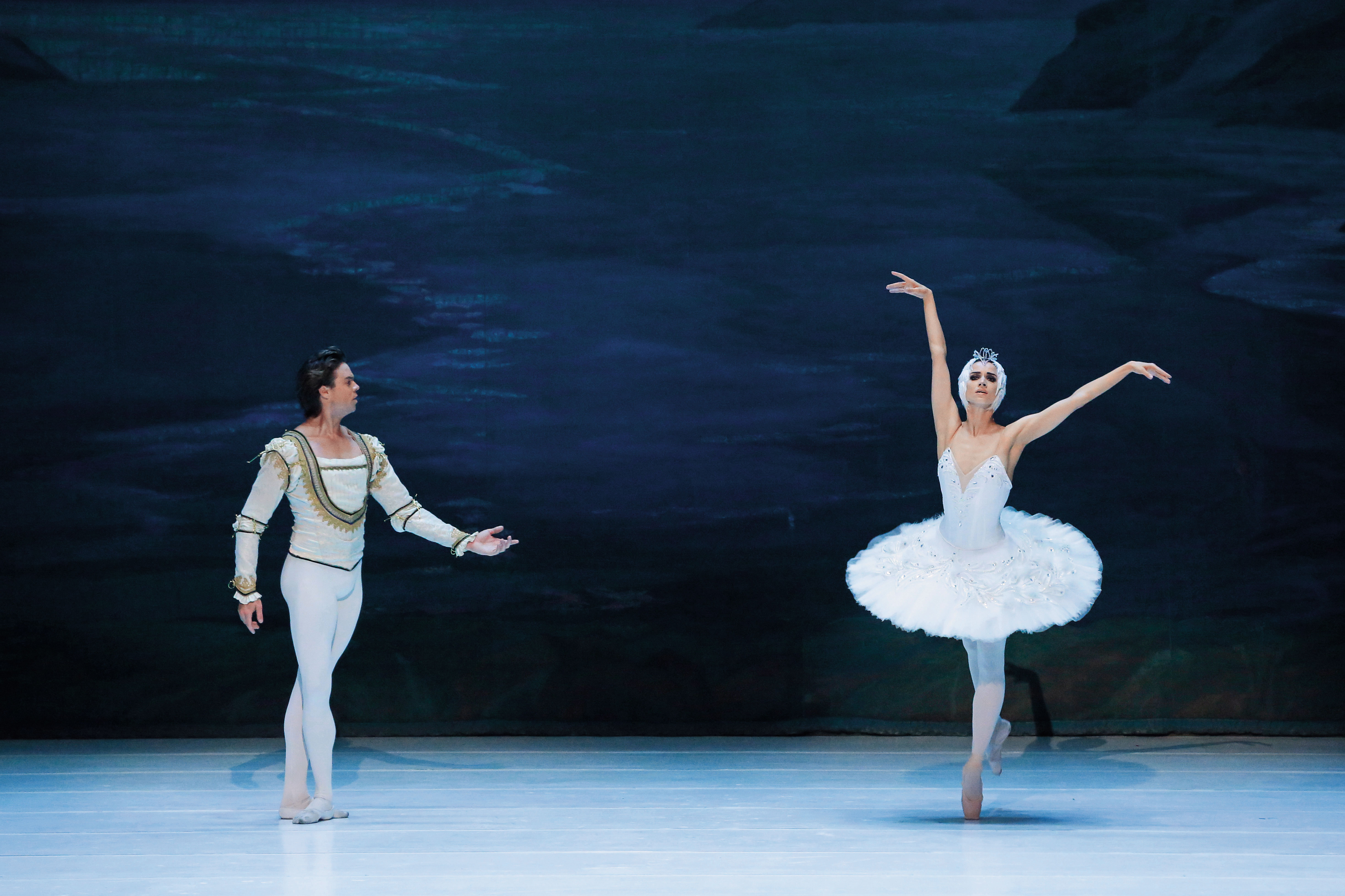 王子齊格菲在天鵝湖畔遇見白天鵝奧蒂特。