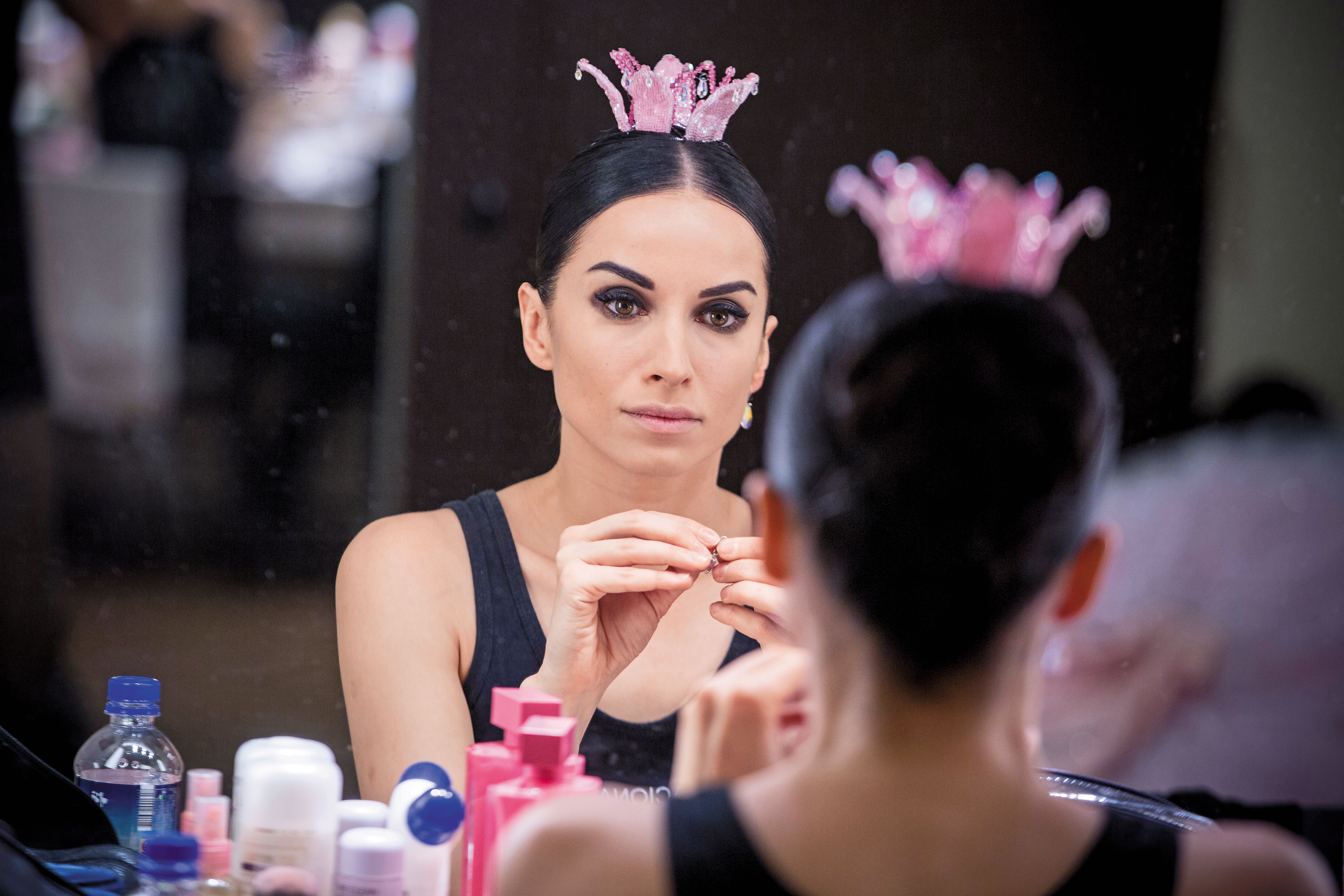 戴上公主頭冠，娜塔莉‧瑪莎克準備演出《睡美人》，該劇比《天鵝湖》擁有更多炫技段落，非常考驗舞者體力。