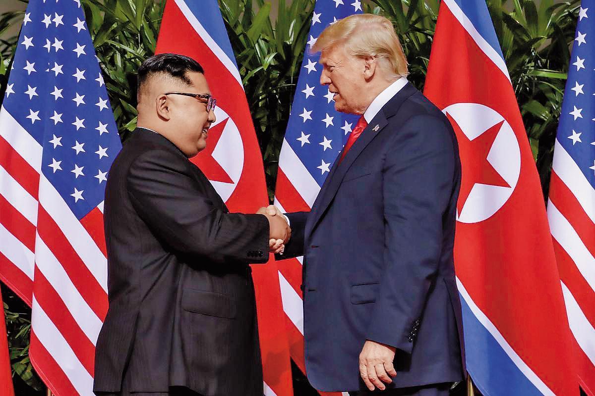 1年前美國與北韓對峙,川普與金正恩激烈對罵。1年後,2人在新加坡握手言和。(東方IC)