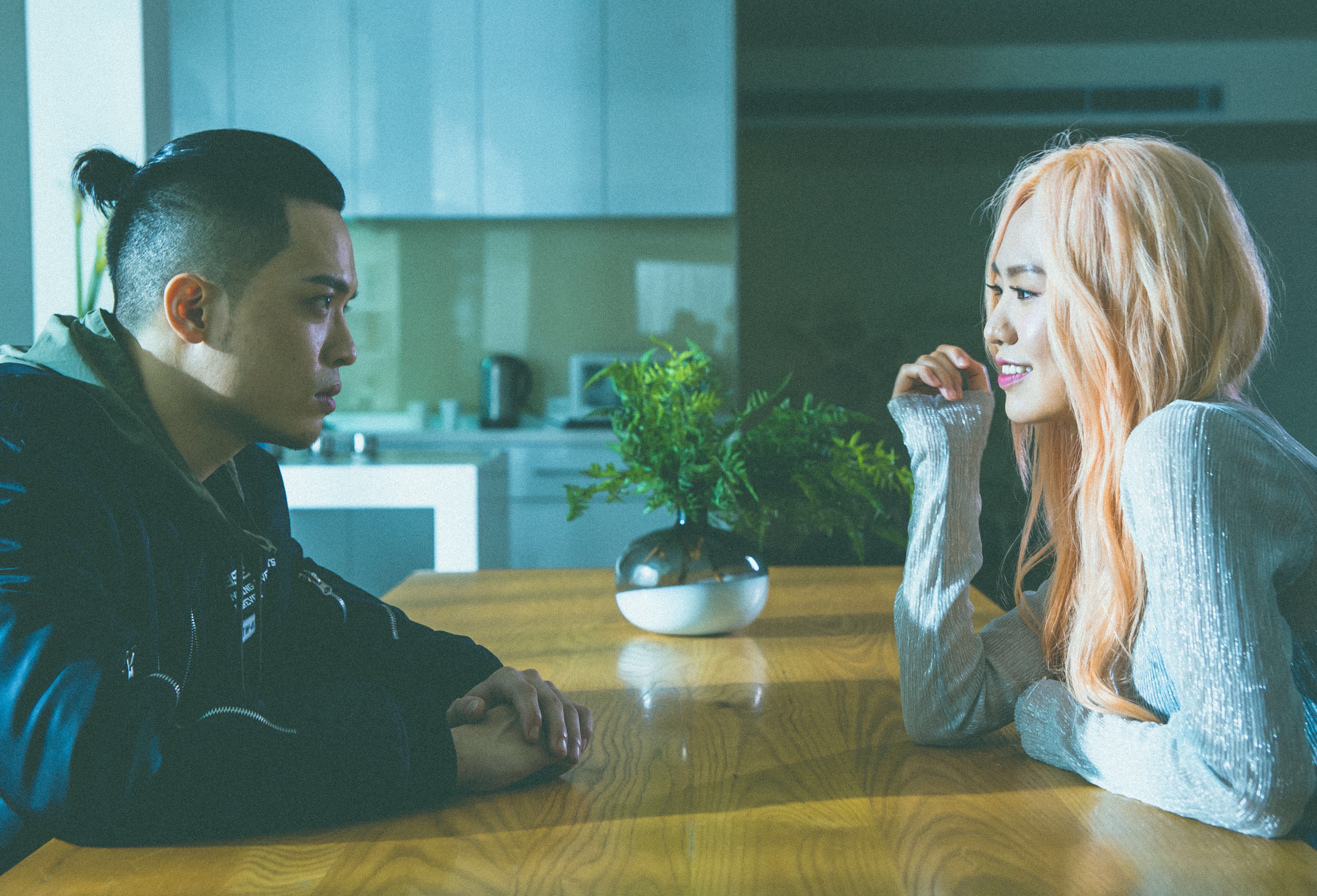 孫盛希（右）與入圍今年新人獎的J.Sheon（左）合作新歌〈闖空門〉（In And Out）。（滾石提供）