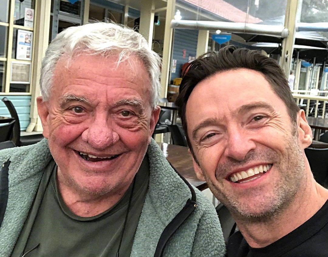 「狼爸」頭髮已變銀白，休傑克曼的笑容和老爸像是一個模子刻出來的。（翻攝自休傑克曼IG）