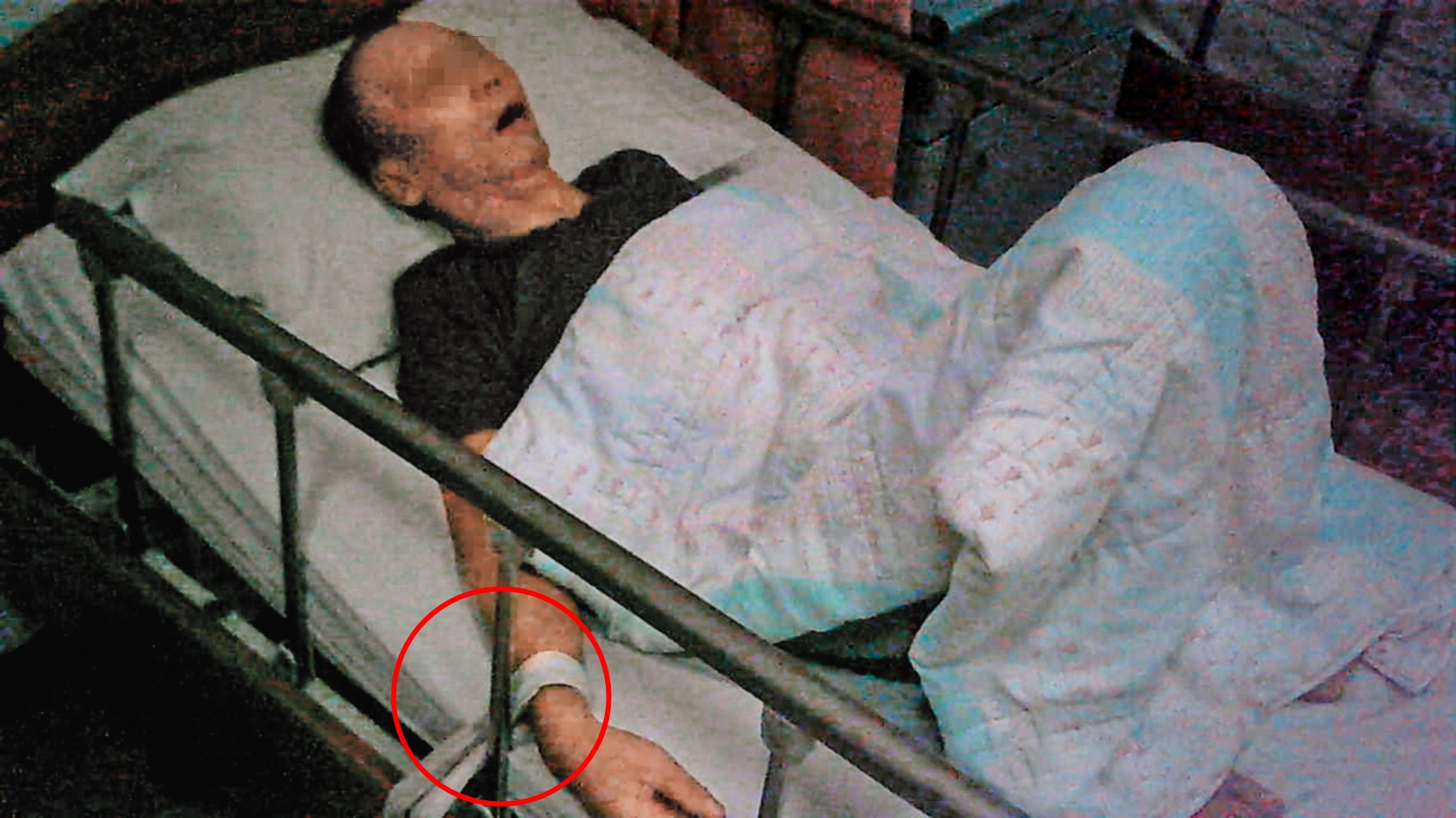 本刊實地走訪長生老人養護中心發現，老人被束帶綁住手腳的情形幾乎是常態。