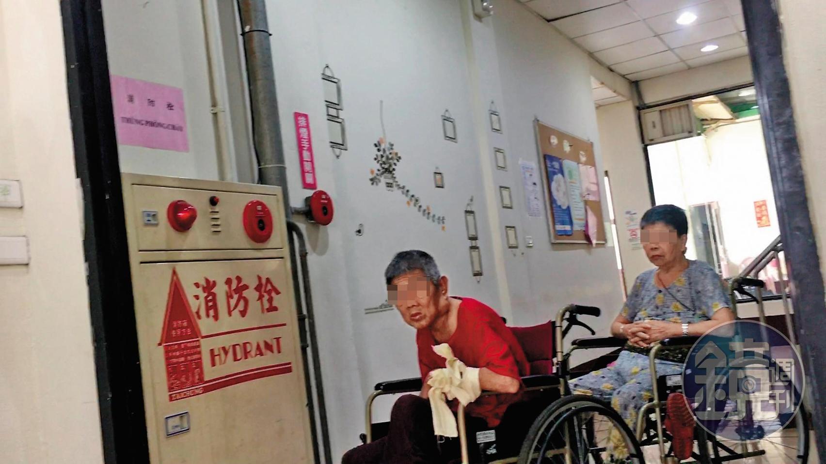 記者在安養機構內看到不少老人手腕被束帶綁住,無法自主活動。