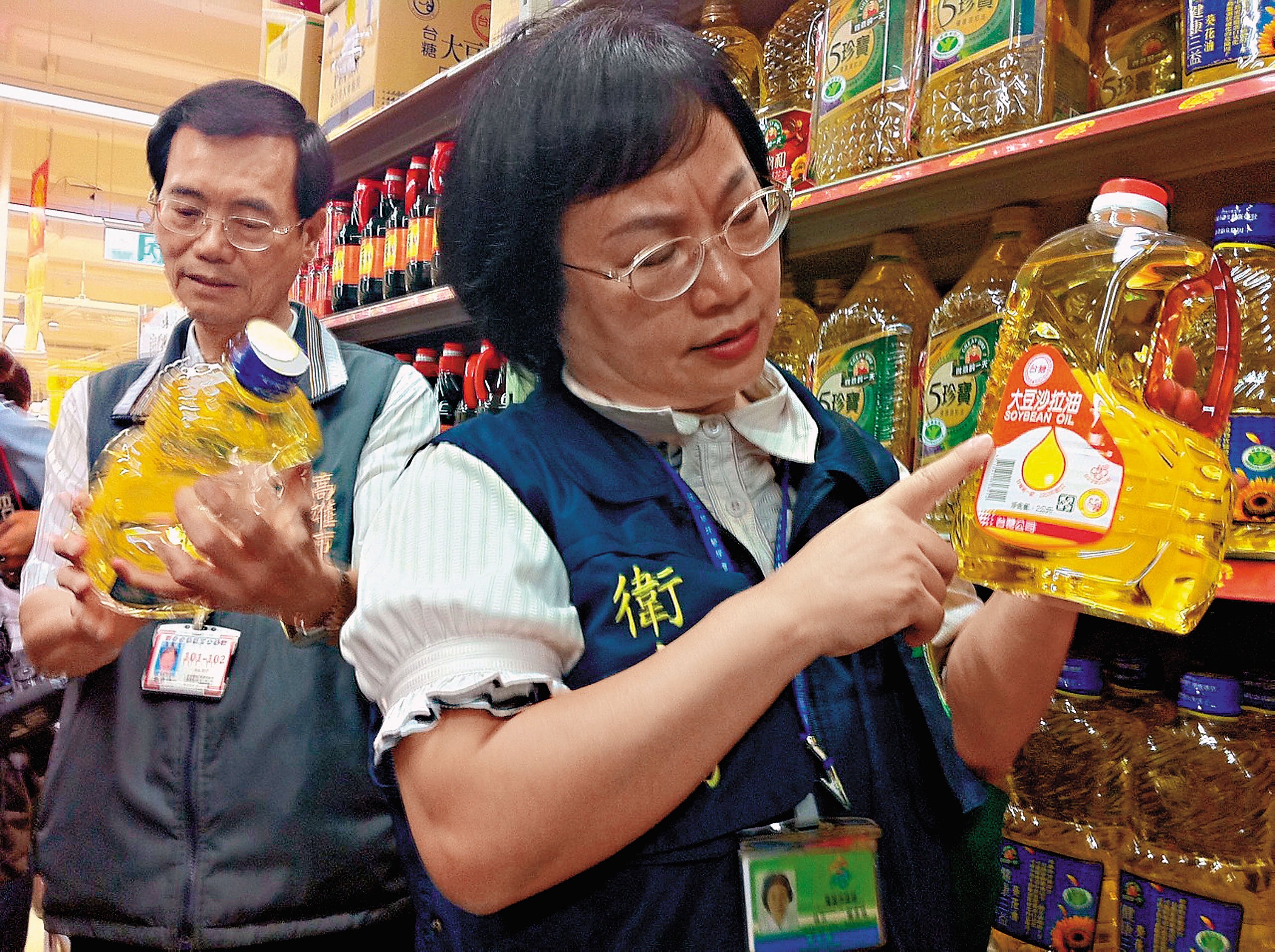 2013年台灣爆發油品風暴,衛生單位大規模清查,認為頂新集團油品也有問題。(中央社)