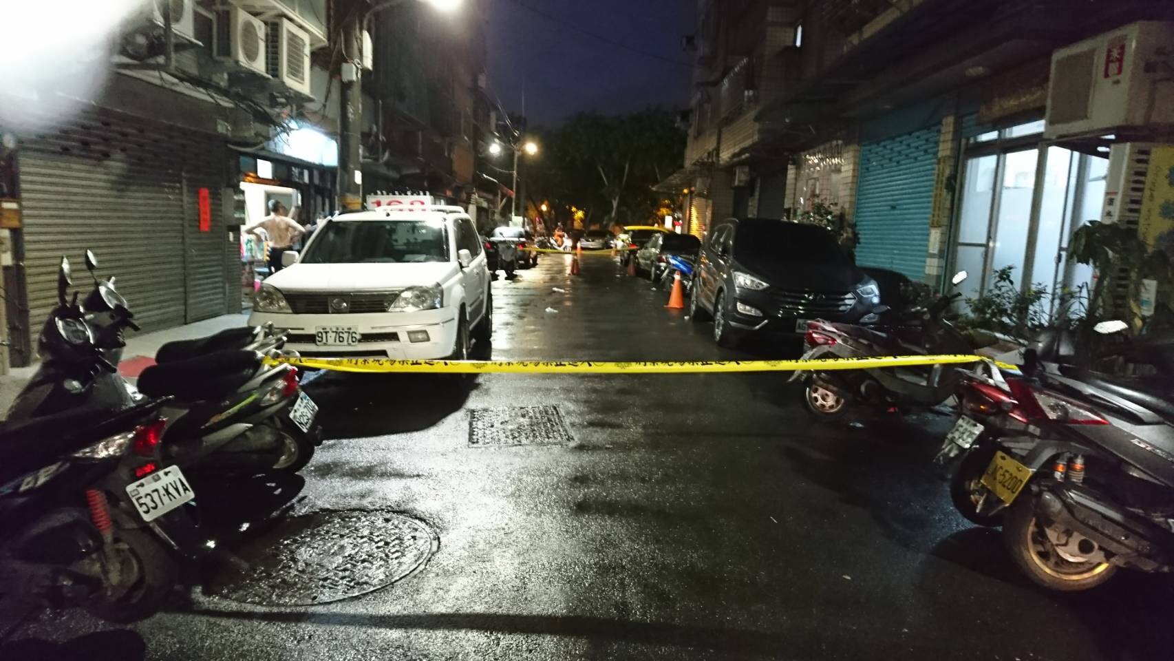 國中小情侶離奇墜樓，警方拉起封鎖線展開調查。（翻攝畫面）