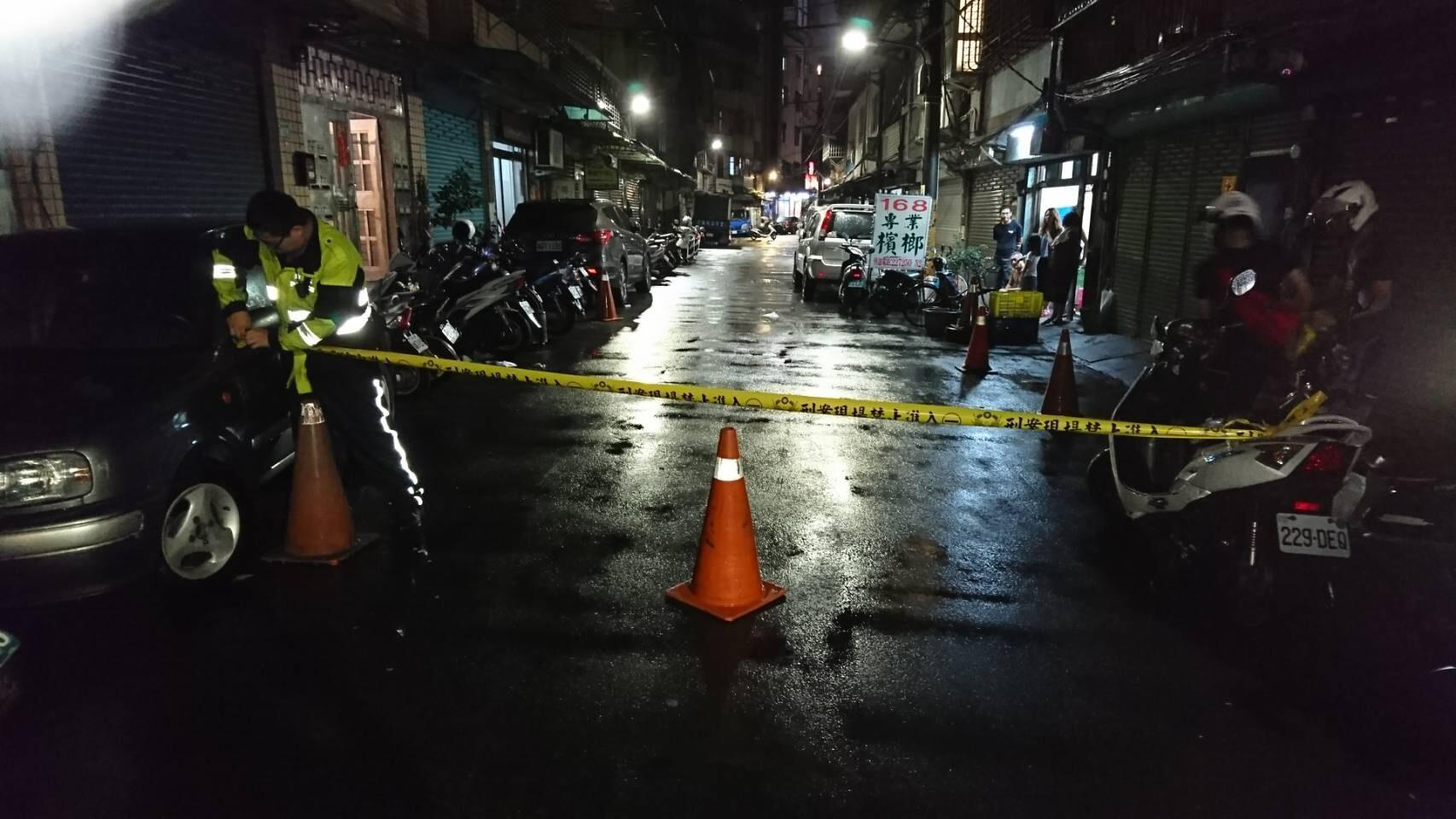 國中小情侶離奇墜樓，警方拉起封鎖線展開調查。（翻攝畫面）