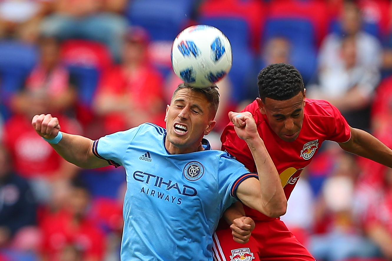 頂球動作增加足球員頭部受傷風險。（東方IC）