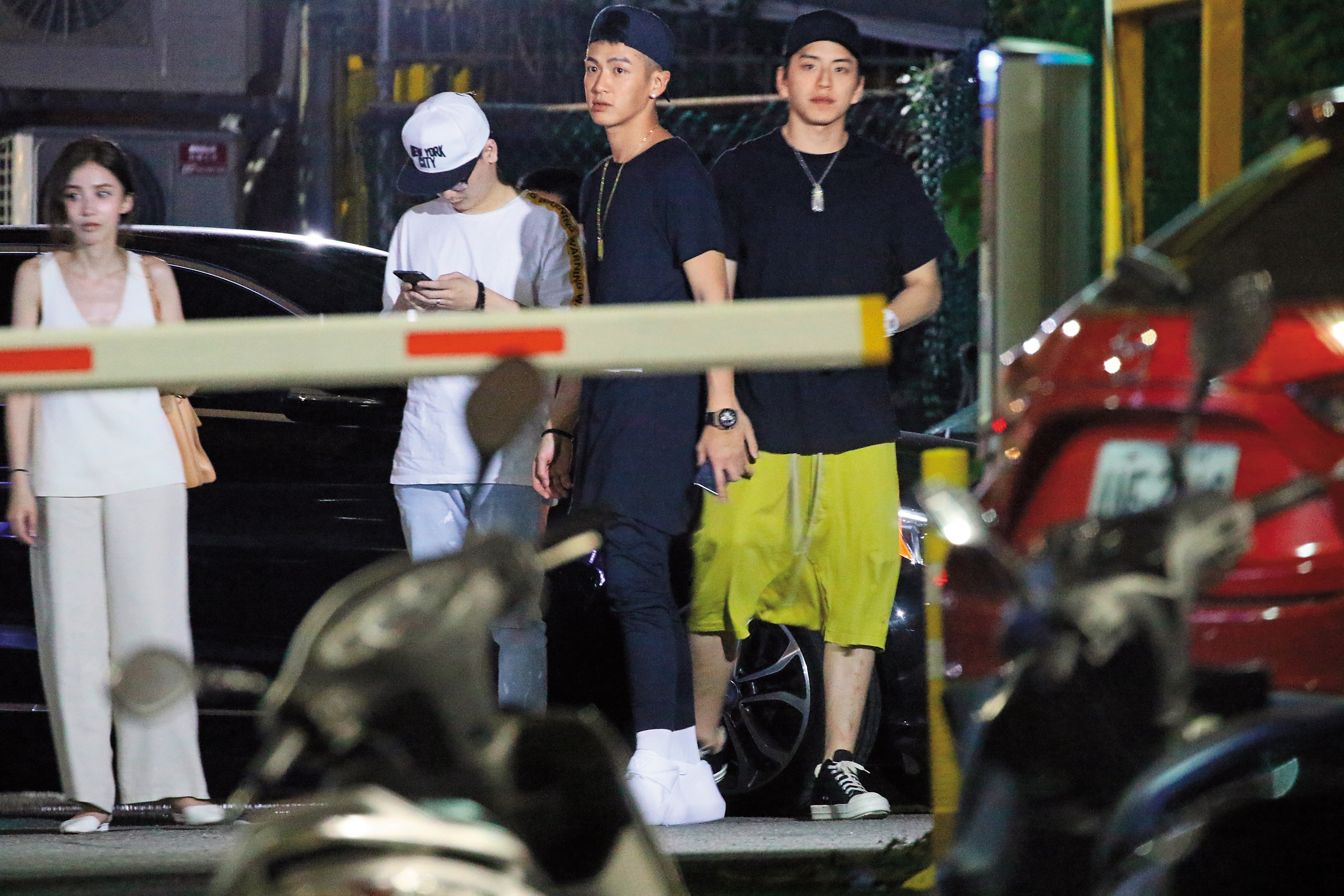 柯震東（左）跟好哥兒們王大陸，之前傳因劉奕兒關係緊張，這回王大陸回台，兩人還一同外出，顯見友誼仍在。