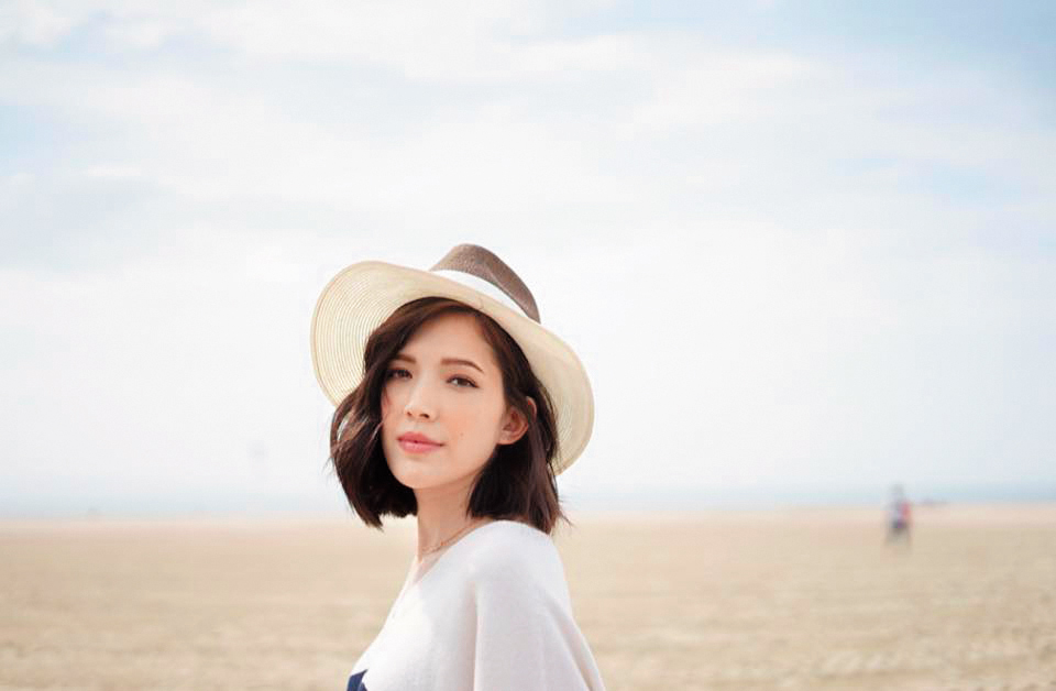 許瑋甯側奶有若隱若現的數字刺青，是外公、外婆家的經緯度。