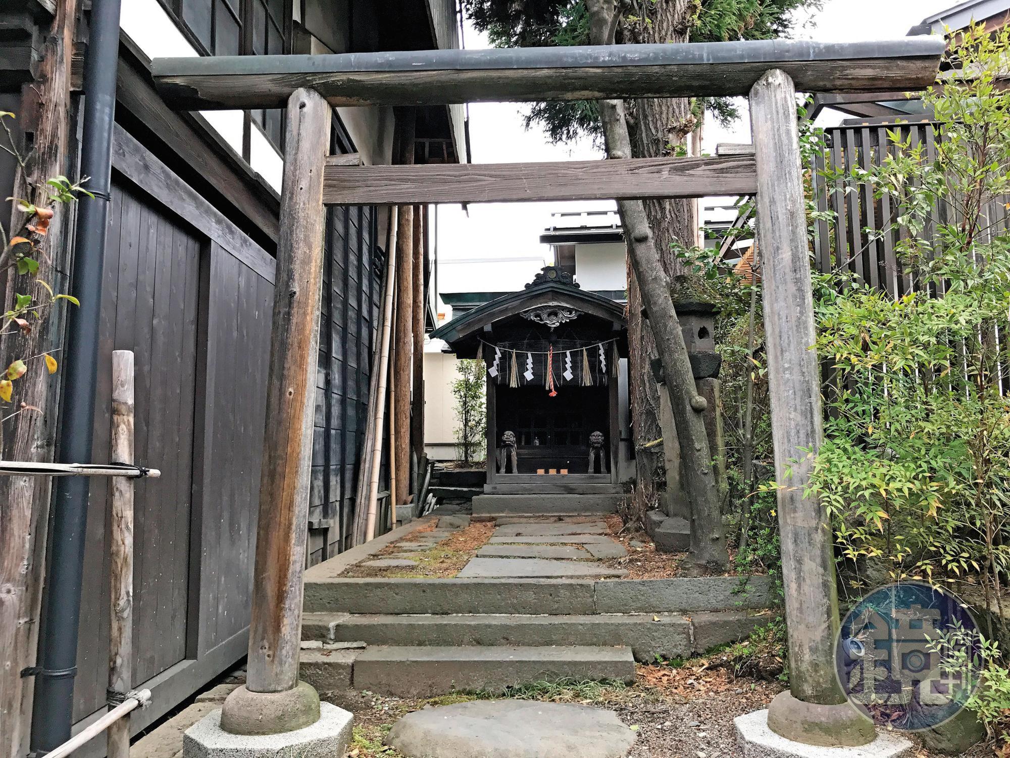 真澄酒造中有個頗大的神社,原來這裡是七號酵母發源地,神靈之地。