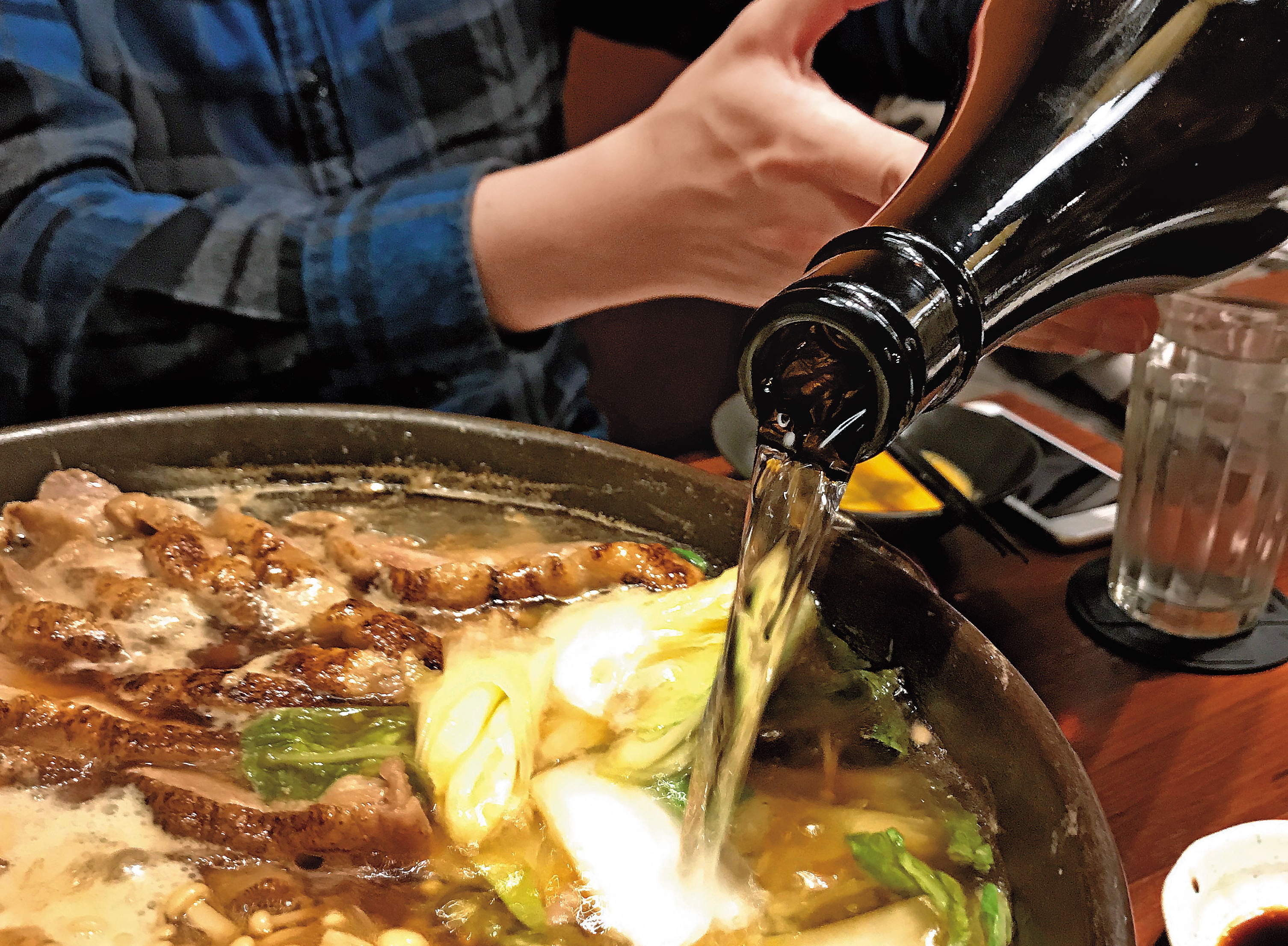 誰說把日本酒加入火鍋裡煮不行?能與食物融合並且更美味,就發揮了它的功能。