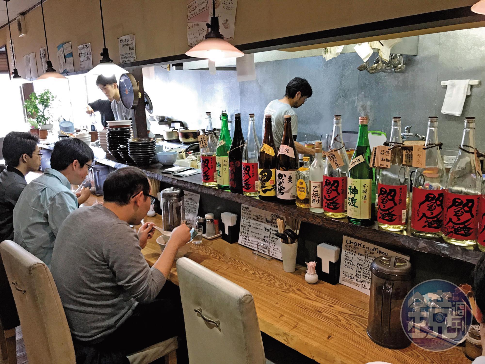 傳統的社區拉麵店,仍是相當重要的地酒(本地產的酒)供應點。