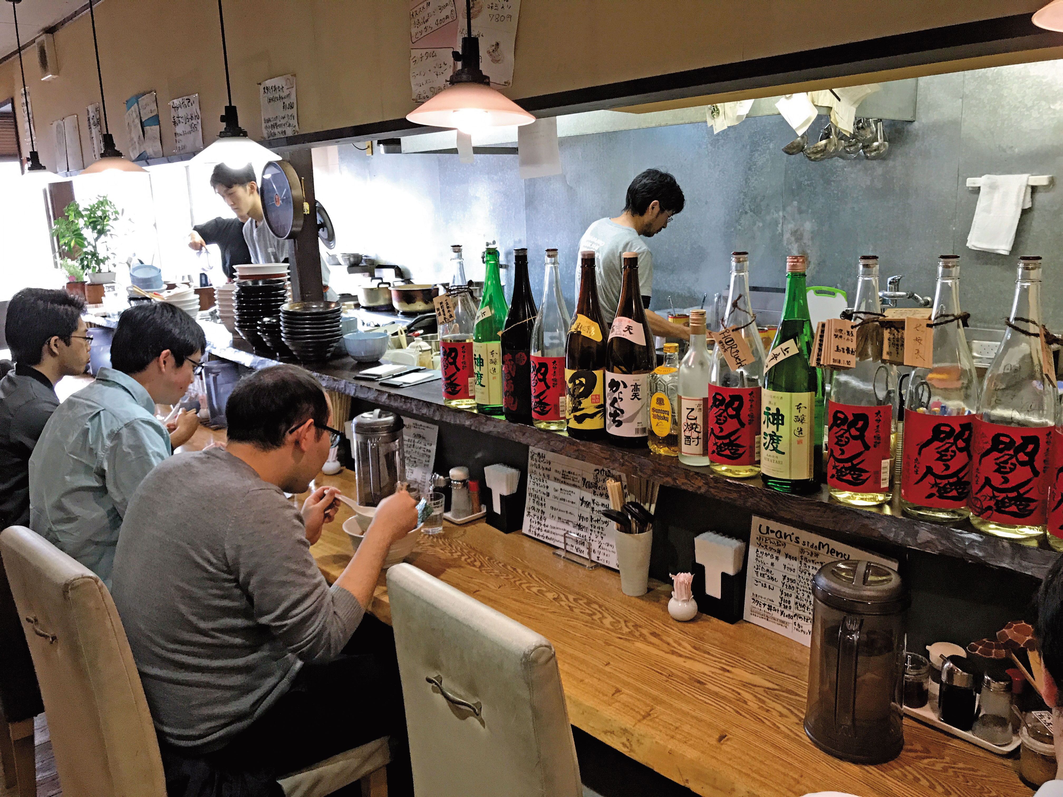傳統的社區拉麵店，仍是相當重要的地酒（本地產的酒）供應點。