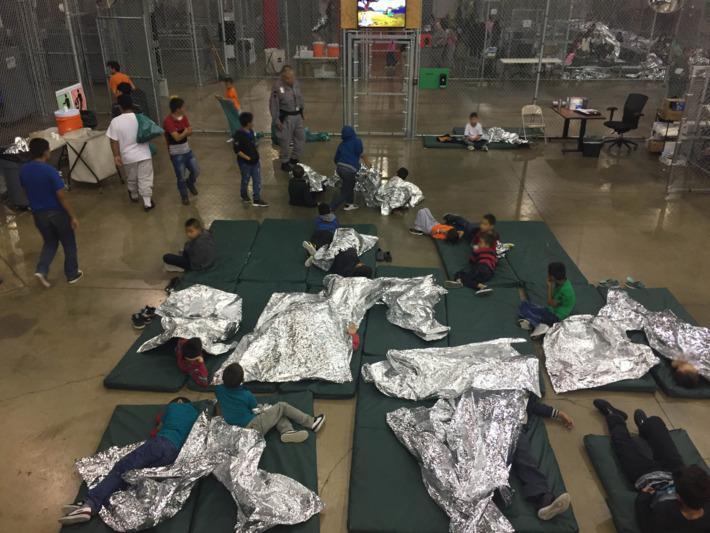 德州麥克倫拘留中心提供給媒體的孩童集體安置照片。（美國Center for Border Protection）