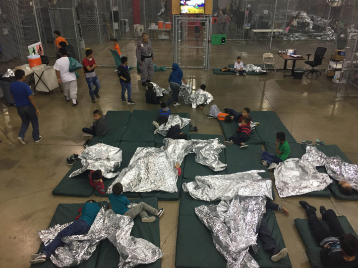 德州麥克倫拘留中心提供給媒體的孩童集體安置照片。（美國Center for Border Protection）