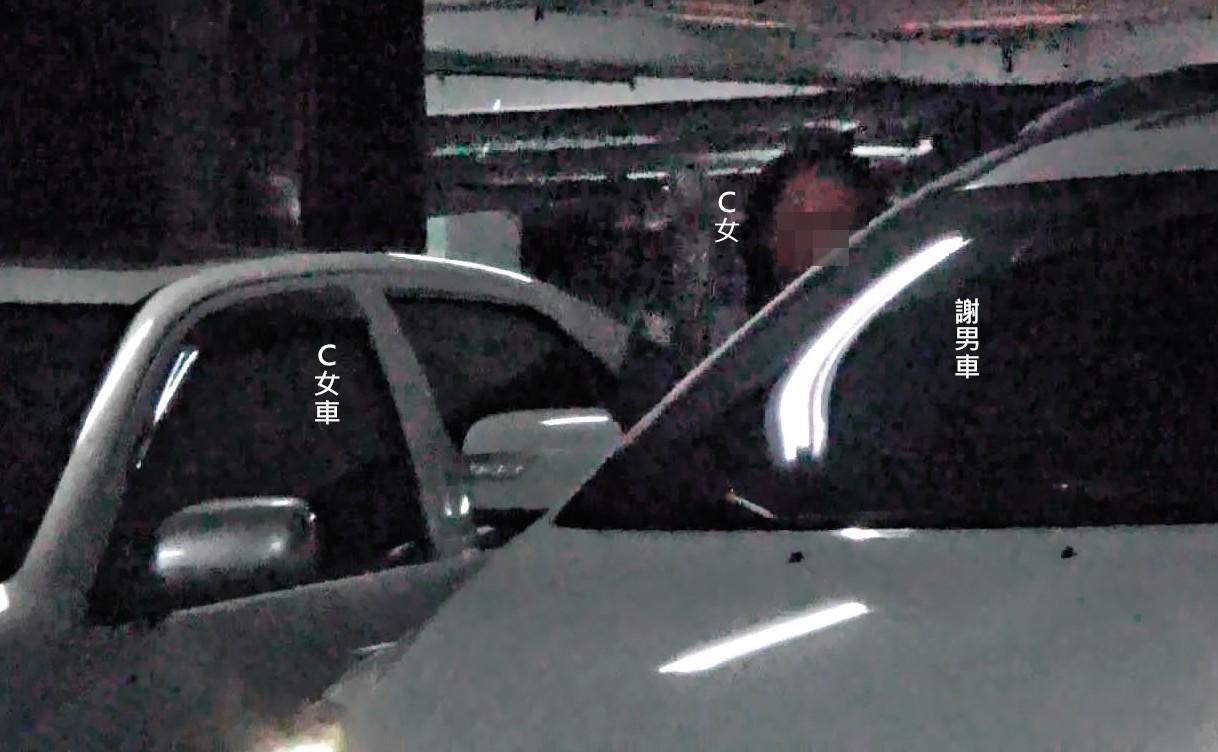 C女將車停在謝男車旁,確定四周無人後,迅速搭上對方的車,共赴汽車旅館。(讀者提供)