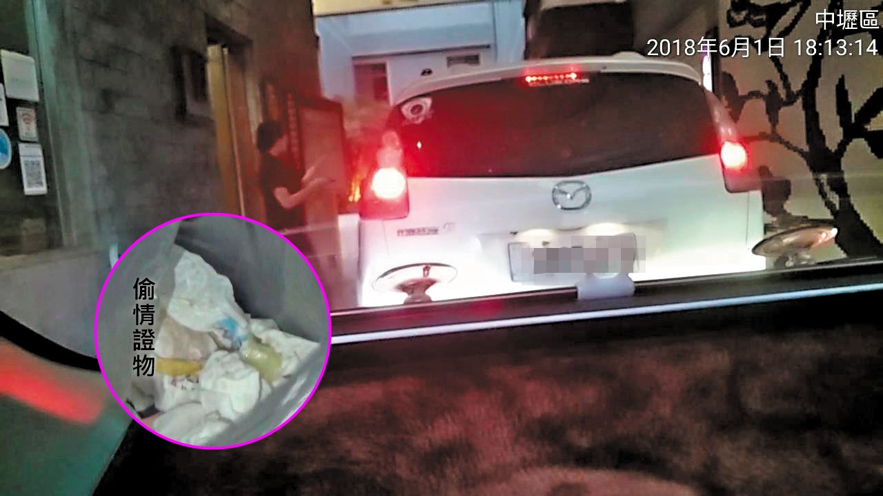 謝男與女作業員退房後，房間留有2個用過的保險套及大量衛生紙團。（讀者提供）