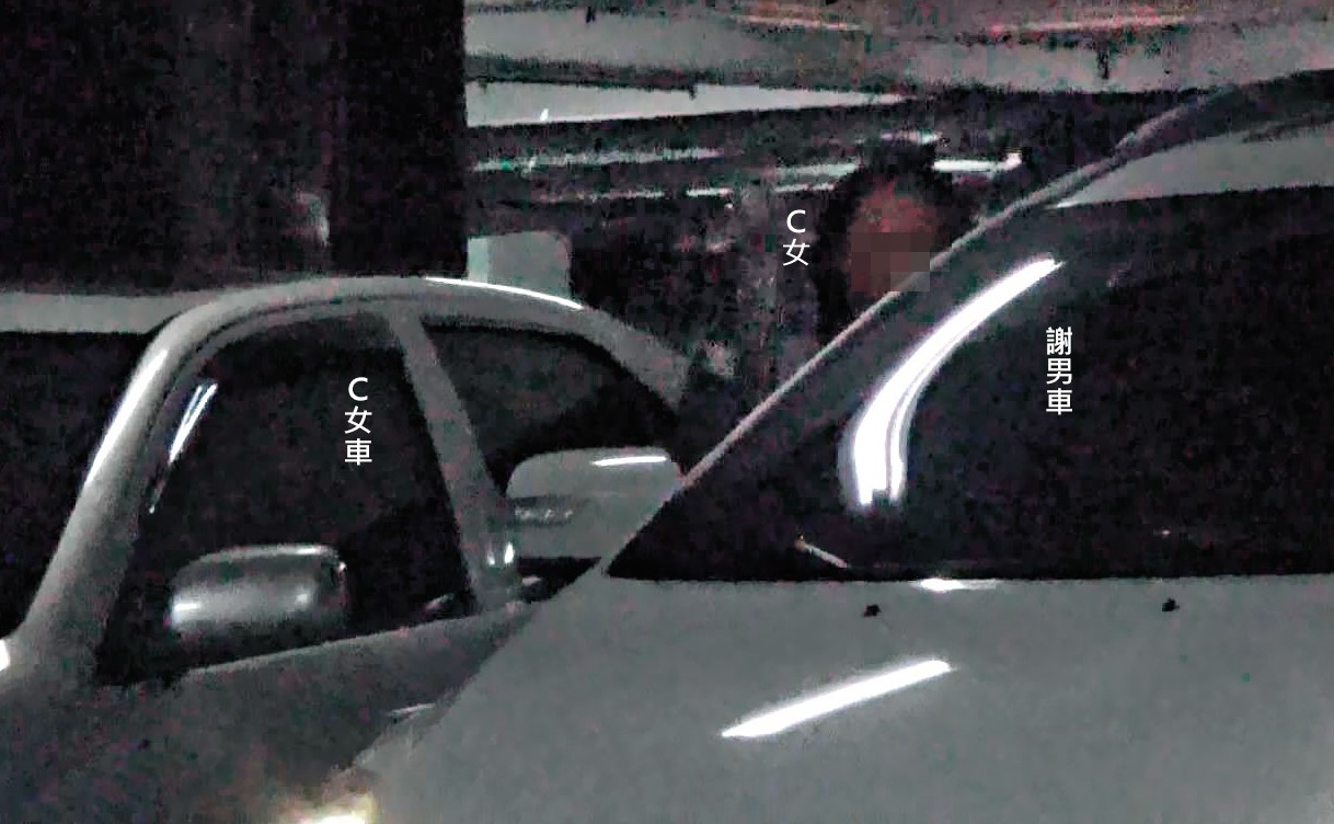 C女將車停在謝男車旁，確定四周無人後，迅速搭上對方的車，共赴汽車旅館。（讀者提供）