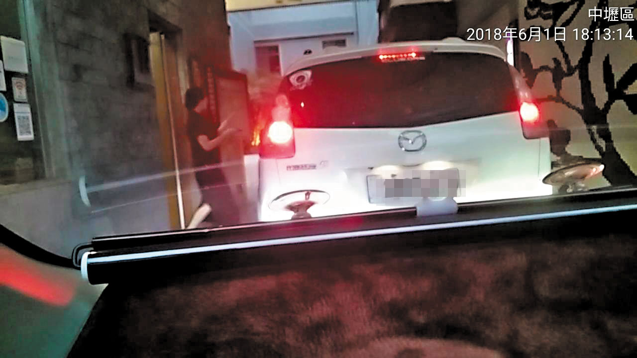 科技大廠高層謝男與女作業員6月1日傍晚共赴汽車旅館,女方丈夫尾隨抓姦。(讀者提供)
