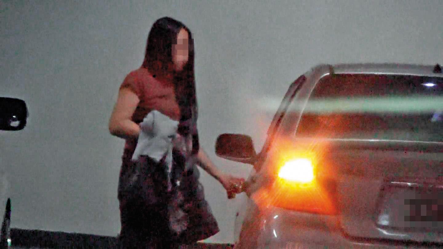 C女常常可以提前在下午3點下班，與其他作業員做好做滿的工時相比，待遇特殊，原來還有其他「私事」要忙。（讀者提供）