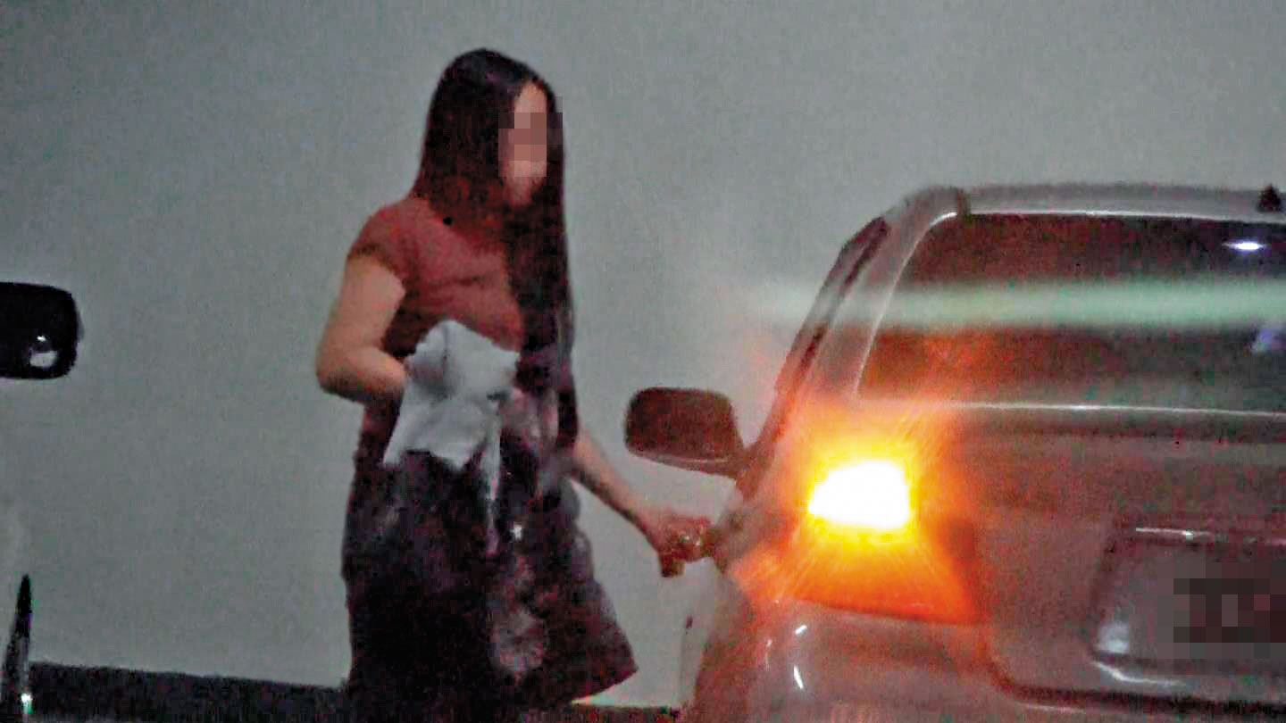 C女常常可以提前在下午3點下班，與其他作業員做好做滿的工時相比，待遇特殊，原來還有其他「私事」要忙。（讀者提供）