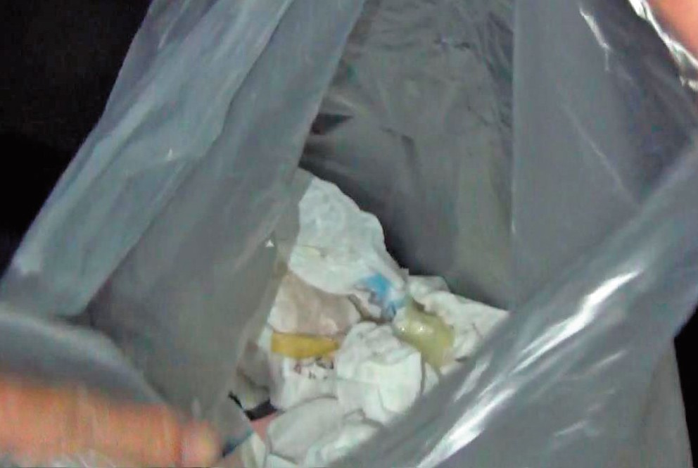 謝男與女作業員退房後，房間留有2個用過的保險套及大量衛生紙團。（讀者提供）