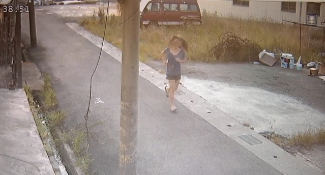 監視器發現謝姓國中女生小跑步離家，似乎與人有約。（翻攝網路）