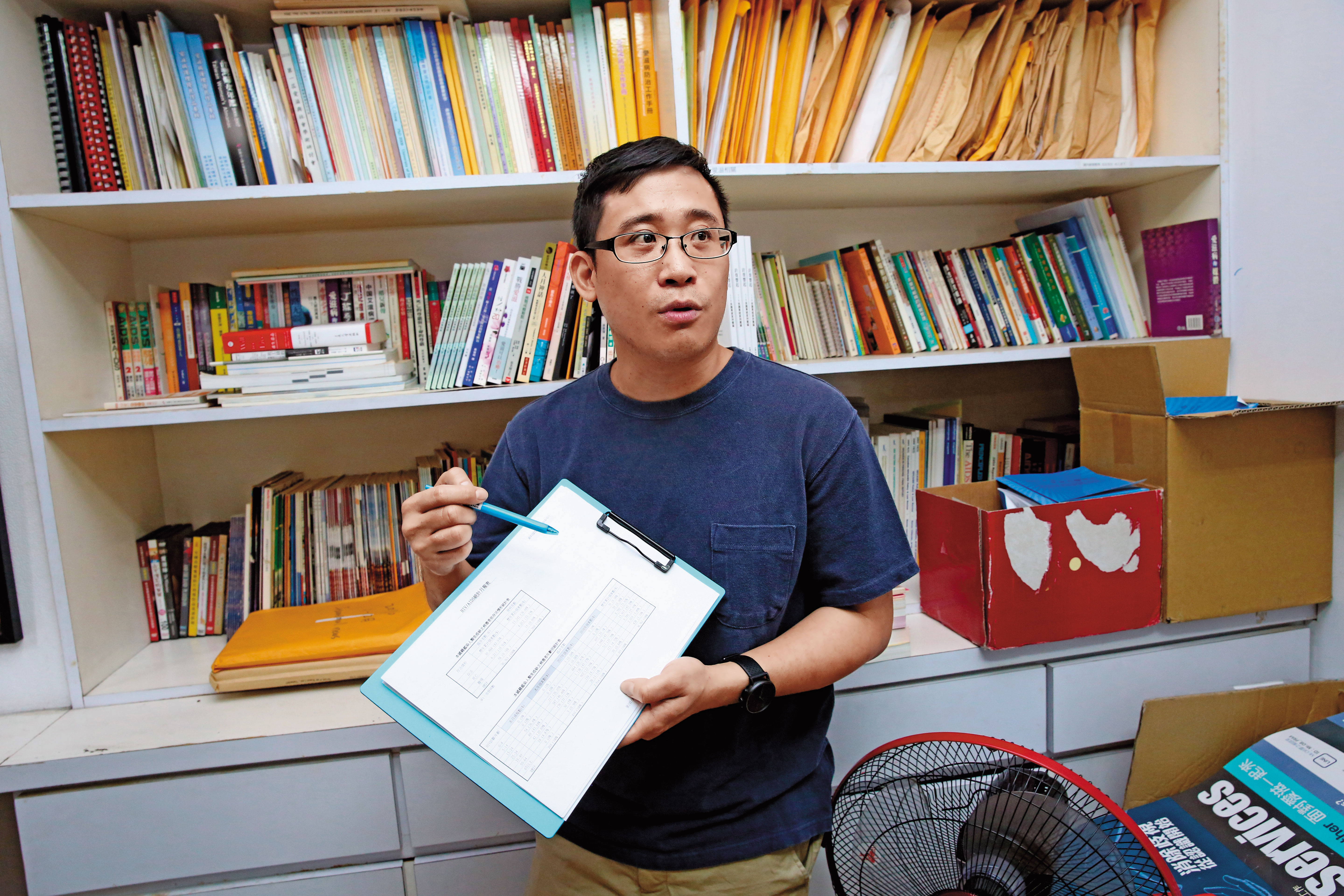 愛滋感染者權益促進會祕書長張正學說，愛滋感染者名單外洩，會讓這些人感覺自己像犯罪者。
