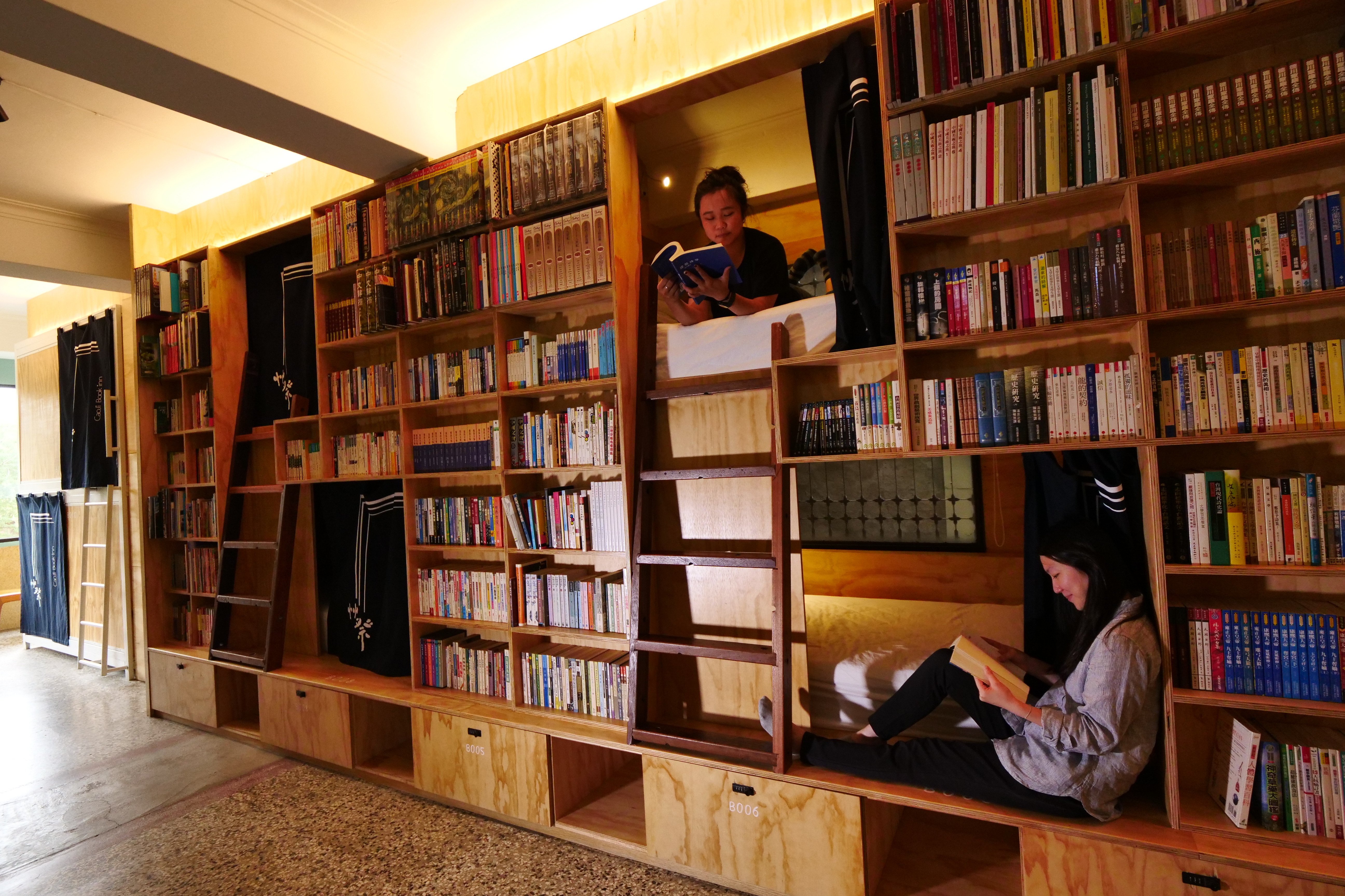 「艸祭Book inn」的書房區是書蟲的最愛，一格格書櫃中隱藏著床位。