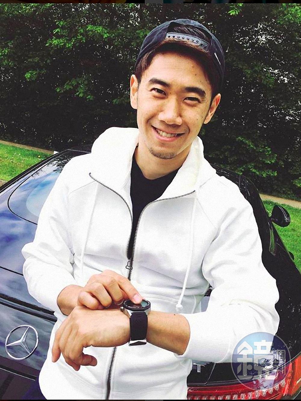 除了宇舶之外，另一個與足球運動結合最深的就是TAG HEUER（畢竟同樣是在Biver的領導之下）。而日本隊的主將香川真司，目前也是TAG HEUER的品牌代言人。品牌去年為他推出日本限定的足球專用錶款，擁有特別的45分鐘計時圈與傷停補時的加時刻度，限量僅400枚。