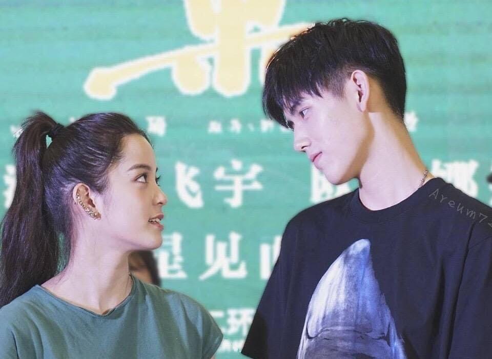 陳飛宇含情脈脈看著歐陽娜娜，因為圖太多，讓粉絲懷疑兩人真有貓膩。（翻攝微博）