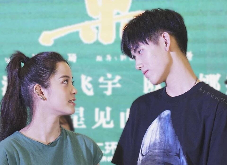 陳飛宇含情脈脈看著歐陽娜娜，因為圖太多，讓粉絲懷疑兩人真有貓膩。（翻攝微博）