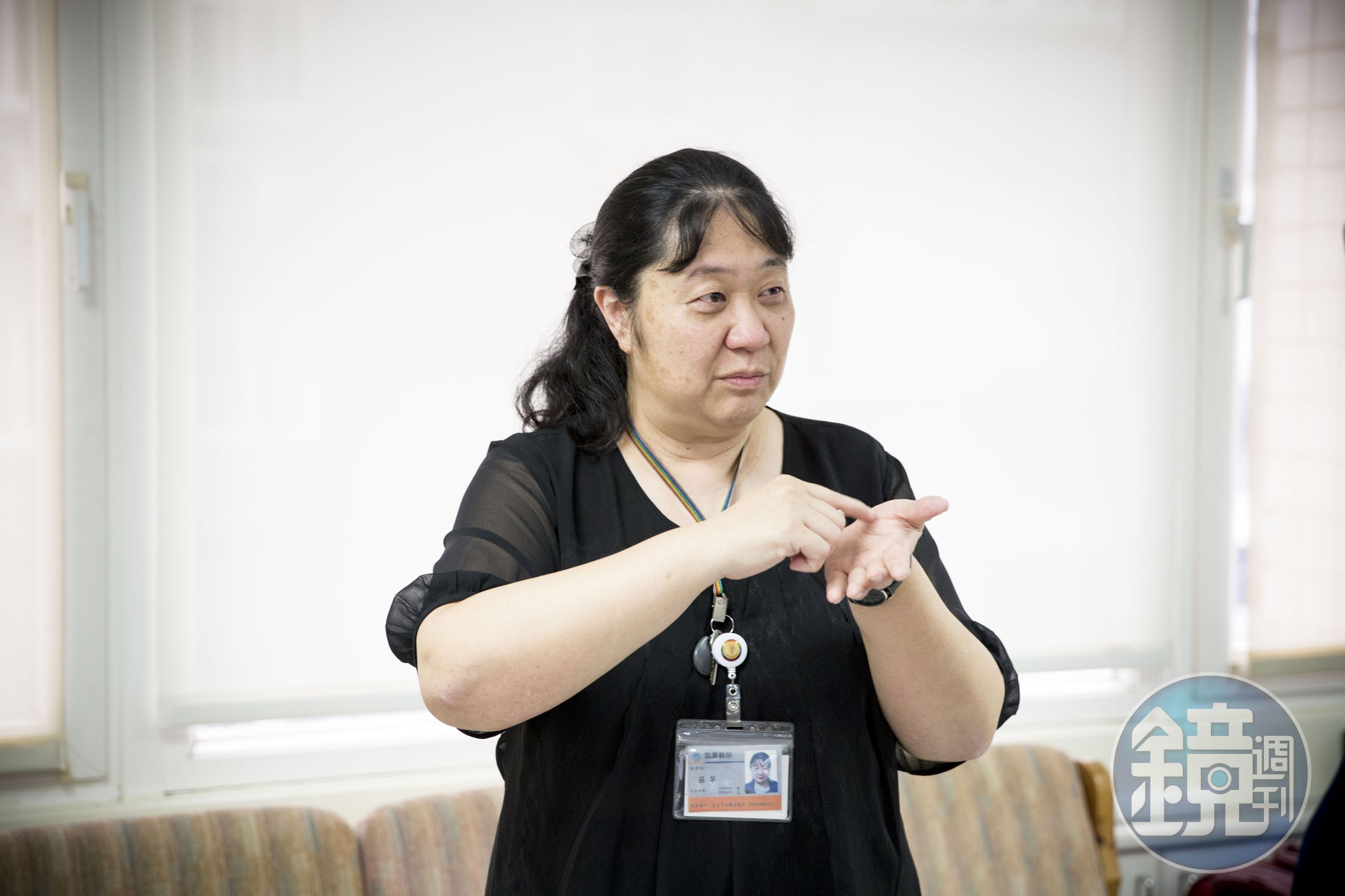 莊苹因疏忽造成醫院名譽受損，被記申誡一次，同時解任兼任的2個主管職務。